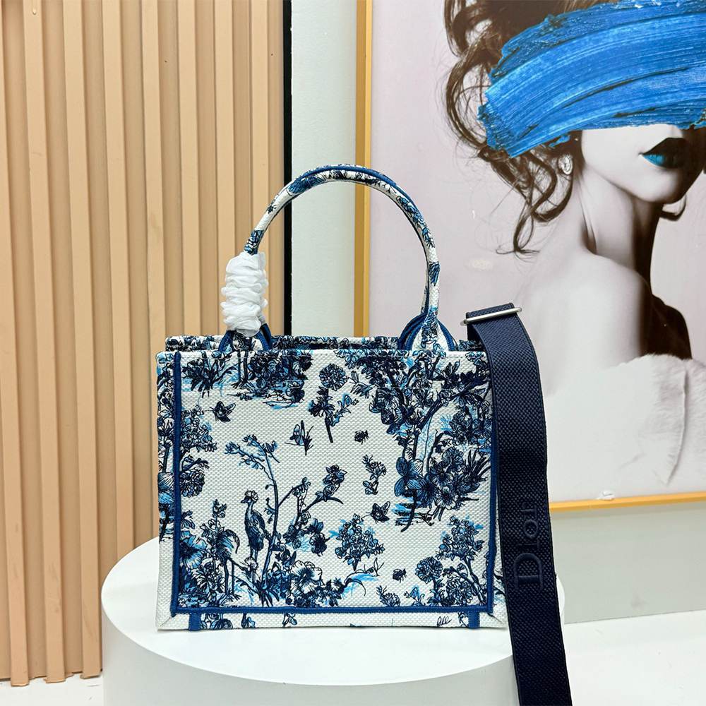 Small D10r Book Tote with Strap